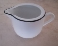 Milchkanne Porzellan weiss schwarzer Rand, atelier danish design