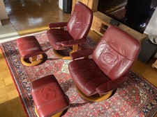Zwei Stressless Sessel Consul Größe L in Bordeaux mit Hocker