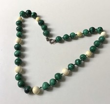 Echte Malachit Perlenkette mit weißen Knochen Perlen Und Silber Verschluss 
