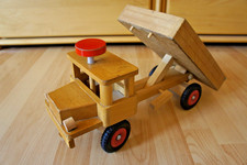 DDR HOLZSPIELZEUG SEHR SCHÖNER VERO LKW  KIPPER LENKBAR FÜR DIE SANDKISTE SELTEN