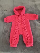 Gestrickter Overall für Babys. Neu.
