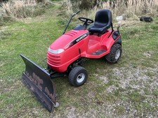 Honda 2417 V-Twin Rasentraktor mit Schneeschild und Schneeketten, Schneeräumer