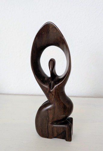 Moderne skulptur aus dunklem - moderne,