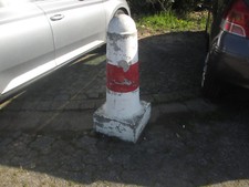 Absperrpoller aus Beton rot/weiß H: 100 cm, Parkplatzsperre Durchfahrsperre
