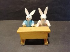 Osterdeko Hasenschule Schulbank mit 2 Hasen Holz Erzgebirge?
