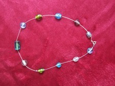 Kette mit schwebenden Perlen