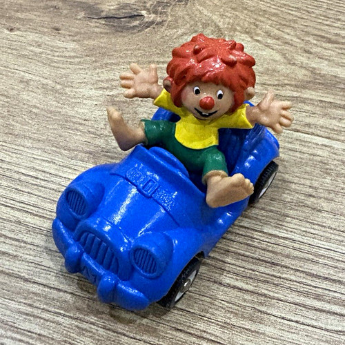 Pumuckl figur im auto - ==,
