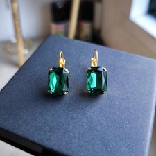 Vergoldete Ohrringe mit Swarovski Octagon Crystal in Emerald Farbe ?