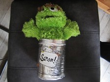 Sesamstrasse,Plüschtier,Plüschfigur,Oskar mit Mülltonne,Grouch,Muppet,grün,28 cm