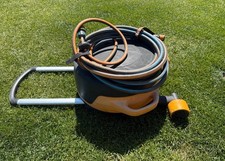 Fiskars Schlauchwagen 27m All-Inclusive Bewässerungs-Set Waterwheel XL mit Räder