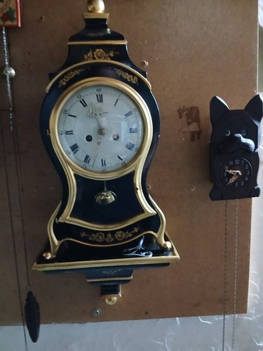 Tisch und wanduhr - tisch,