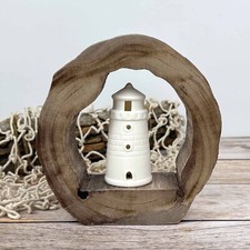 Weißer Leuchtturm aus Keramik im Holzrahmen mit LED-Licht 15cm maritime Deko