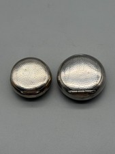 Zwei runde hangehämmerte