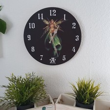 Wanduhr Fee auf Totenkopf Ø
