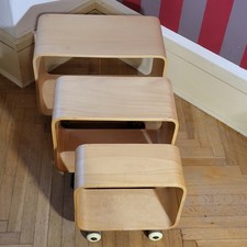 Hocker/Tisch auf Skateboard