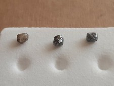 3 Rohdiamanten, Oktaeder, Angola, insgesamt ca. 2,1 ct