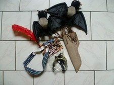 Karneval-Halloween Konvolut Sporen Messerhalter Federschmuck Fledermäuse