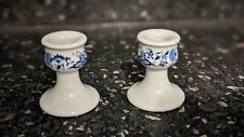 2 alte Kerzenständer aus Porzellan in Zwiebelmuster-Optik