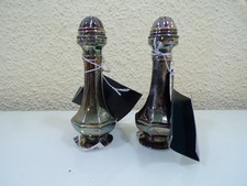 Paar sehr große Salzstreuer