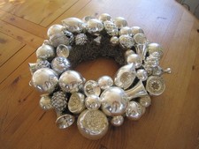 Kranz aus antikem Baumschmuck silber Reflex, Ornamente, Nüsse, Zapfen, Kugeln