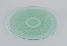 René Lalique Stil. Kolossale Schale gestaltet mit Blumenmotiven in grünem Kun...