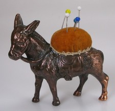 antikes Nadelkissen Esel mit