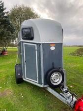 Duo-Pferdeanhänger der Marke