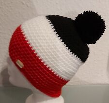 Mütze schwarz weiß rot mit schwarzer Bommel