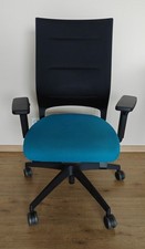 Sedus Bürodrehstuhl "QUARTERBACK" Schwarz und Aquablau, Armlehnen, Netzrücken