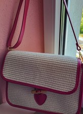 **SOMMERLICHE HANDTASCHE AUS STROH UND LEDER**
