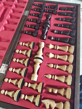 Großes Figuren Schachspiel, komplett mit Basisfilzen und Schachbrett/Aufbewahrungsbox.