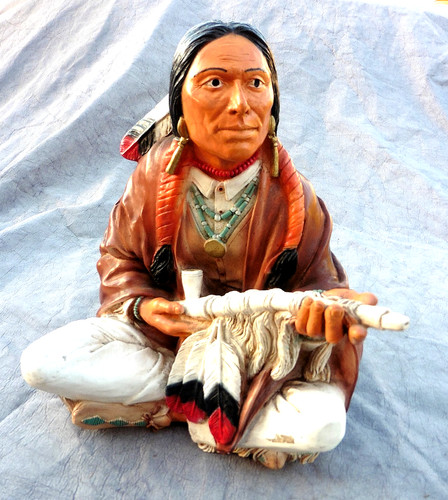 Eine sitzende indianerfigur - sitzende,
