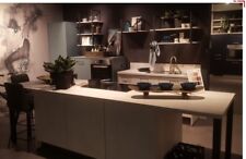 Große Messeküche mit Insel ergonomischer Geräteanordnung in Beton hell / Taubenb