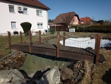 Holzbrücke mit Geländer