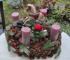 ?Rustikaler Adventskranz Zapfen Schaukelpferd Weihnachtsdeko klassisch Festlich