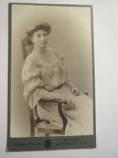 Berlin - sitzendes Mädchen /