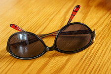 Alte Vintage Sonnenbrille Schwarz Rot Leicht Gemustert