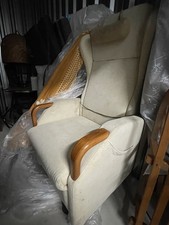 Fitform Reha - Sessel mit Aufstehhilfe und Liegefunktion.  Hellbeiger Stoff