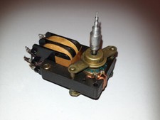 Motor aus Philips Stereo-Plattenwechsler-Chassis WC 82 /11 AG1035W