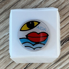 AIDA Pin 2025, Original und