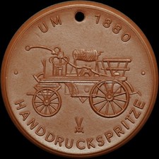 RIESA / SACHSEN: Porzellan-Medaille 1974. 100 JAHRE FEUERWEHR - HANDDRUCKSPRITZE