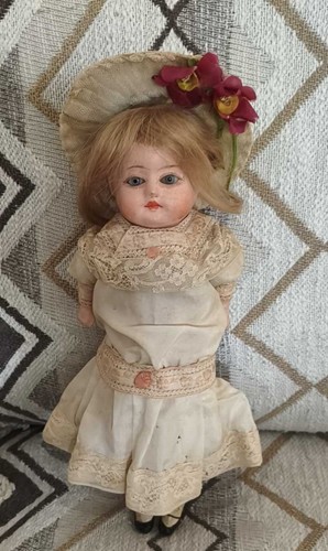 Alte kleine puppe - kleine,