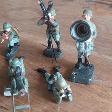 12Elastolin Soldaten. MG , Flag Scheinwerfer,Scherenfernrohr,Späher.