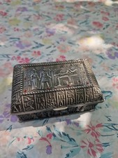 Kleine Schatztruhe aus Metall. Innen mit Stoff ausgelegt.