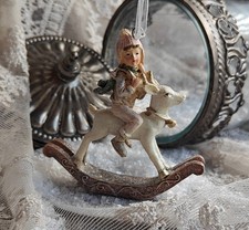 Kind auf Schaukelpferd Weihnachten Pastelltöne Anhänger Landhaus 8 x 3 x 9 cm