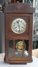 Alte Wand-Pendeluhr mit