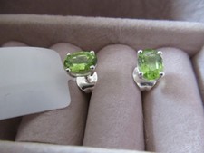 Schöne Peridot Ohrstecker.