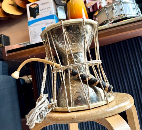 Talking drum mit - drum,