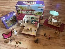 SCHLEICH 42415 Horse Club Spielset - Wohnwagen für geheime Club-Treffen