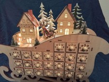 Clever Creations - Schlitten Adventskalender aus Holz mit Dorfmotiv - mit Licht